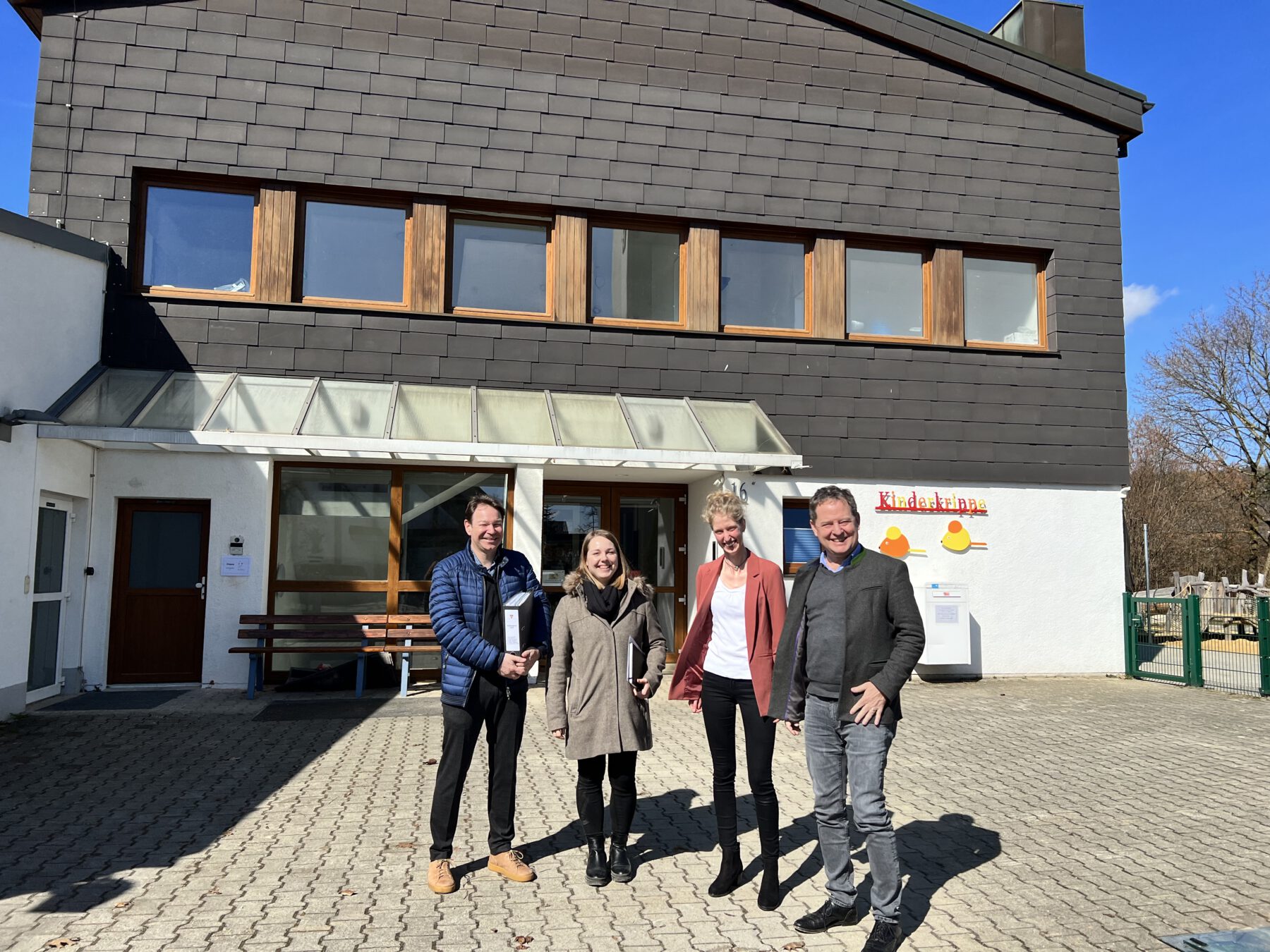 Viel geschafft in kurzer Zeit haben Erster Bürgermeister Florian Schneider (r.), Oliver Fischeneder (l.) von der städt. Hochbauabteilung, Bauingenieurin Martina Weilbuchner (2.v.l.) von Wagner Ingenieure sowie Kita-Leiterin vom „Haus der kleinen Strolche“ Heidi Niederauer. Fotocredit: Stadt Burghausen/köx