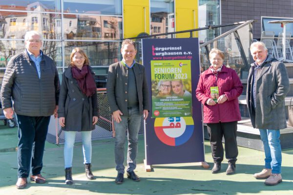 Norbert Stranzinger, Zweiter Bürgermeister, Florian Schneider, Veronika Irl, Bürgerinsel Burghausen, Florian Schneider, Erster Bürgermeister, Hannelore Gruber, AG Senioren, und Heinz Donner, Seniorenreferent, freuen sich schon auf das Seniorenforum im Bürgerhaus. Fotocredit: Stadt Burghausen/ebh