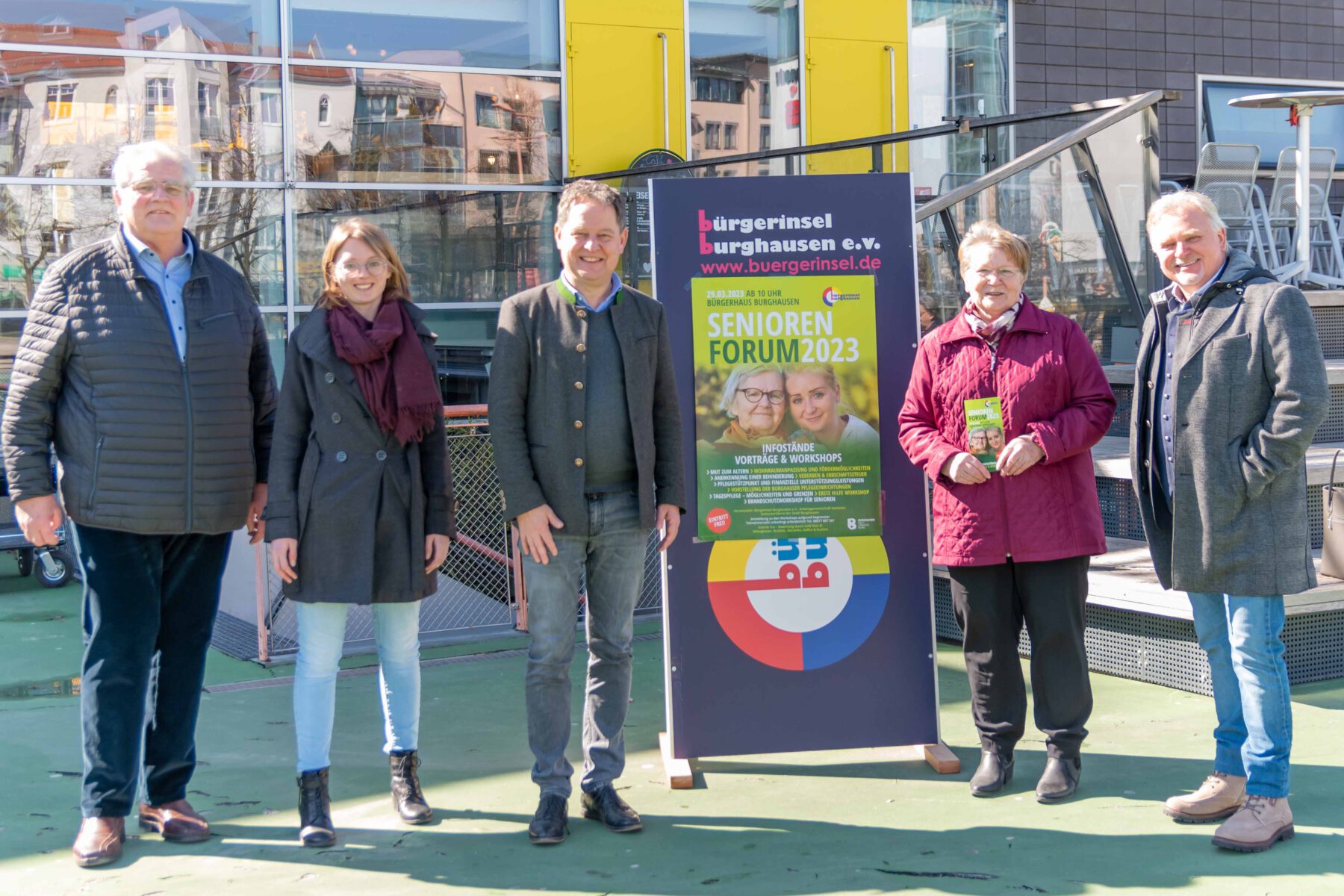 Norbert Stranzinger, Zweiter Bürgermeister, Florian Schneider, Veronika Irl, Bürgerinsel Burghausen, Florian Schneider, Erster Bürgermeister, Hannelore Gruber, AG Senioren, und Heinz Donner, Seniorenreferent, freuen sich schon auf das Seniorenforum im Bürgerhaus. Fotocredit: Stadt Burghausen/ebh