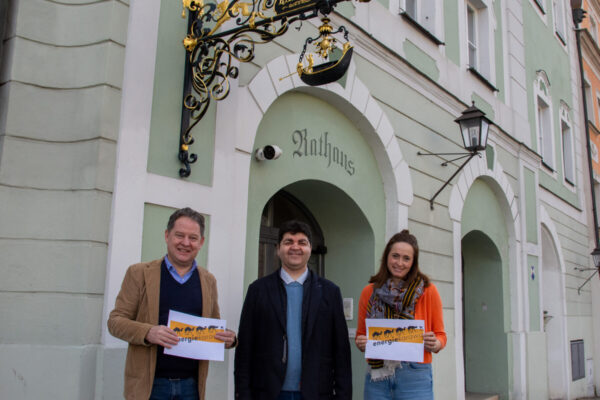 Erster Bürgermeister Florian Schneider (v.l.), Energieberater Thomas Wagner und die Leiterin des städtischen Umweltamtes Sarah Freudlsperger hoffen darauf, dass das Angebot der Stadt Burghausen gut wahrgenommen wird. Fotocredit: Stadt Burghausen/köx