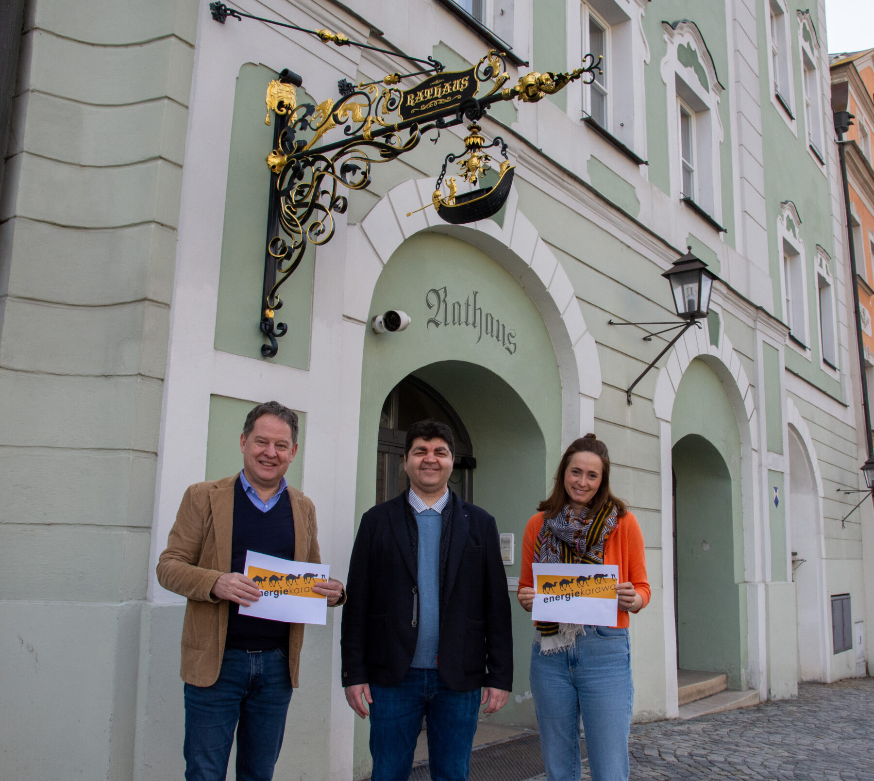 Erster Bürgermeister Florian Schneider (v.l.), Energieberater Thomas Wagner und die Leiterin des städtischen Umweltamtes Sarah Freudlsperger hoffen darauf, dass das Angebot der Stadt Burghausen gut wahrgenommen wird. Fotocredit: Stadt Burghausen/köx