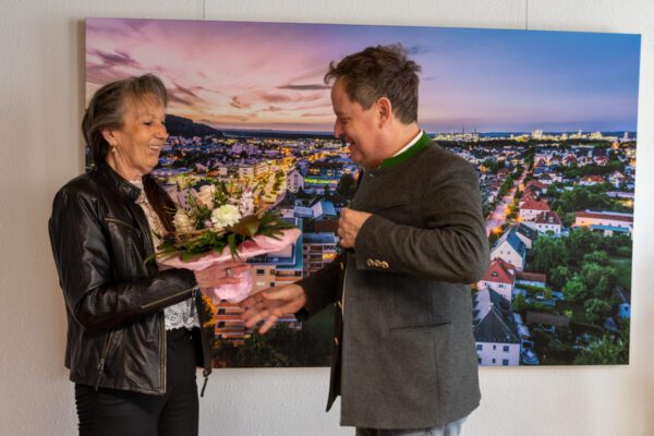 Erster Bürgermeister Florian Schneider bedankt sich bei ihr für ihr Engagement. Fotocredit: Steffi Sammet