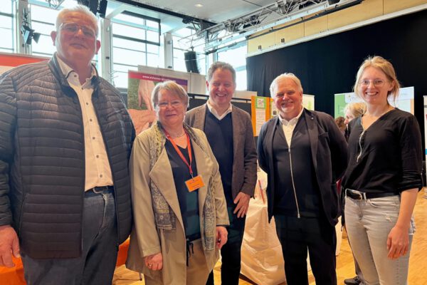 Freuen sich über das gelungene Seniorenforum 2023: Erster Bürgermeister Florian Schneider (Mitte), Zweiter Bürgermeister Norbert Stranzinger (v.l.), Hannelore Gruber AG Senioren, Seniorenreferent Heinz Donner sowie Veronika Irl von der Bürgerinsel. Fotocredit: Stadt Burghausen / Königseder