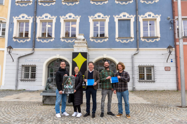 Die Veranstalter Blerim Krasniqi und Julia Geith (v.l.), Erster Bürgermeister Florian Schneider, Florian Zitzelsberger vom Jugendbüro und Jugendbeauftragter Magnus Stummvoll. Fotocredit: Stadt Burghausen / Königseder