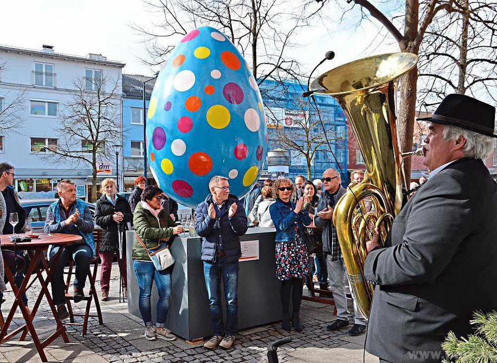 Am verkaufsoffenen Swinging Sunday swingt und groovt es in den Burghauser Einkaufsstraßen. Fotocredit: Werbering Burghausen