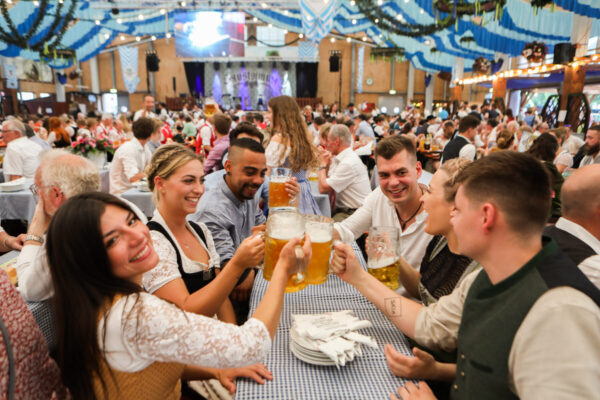 Das traditionelle und über die Stadtgrenzen hinaus beliebte Volksfest Burghauser Mai-Wies’n lädt 10 Tage lang zum Bummeln, Amüsieren und Genießen ein. Fotocredit: Werbering Burghausen Das traditionelle und über die Stadtgrenzen hinaus beliebte Volksfest Burghauser Mai-Wies’n lädt 10 Tage lang zum Bummeln, Amüsieren und Genießen ein. Fotocredit: Werbering Burghausen