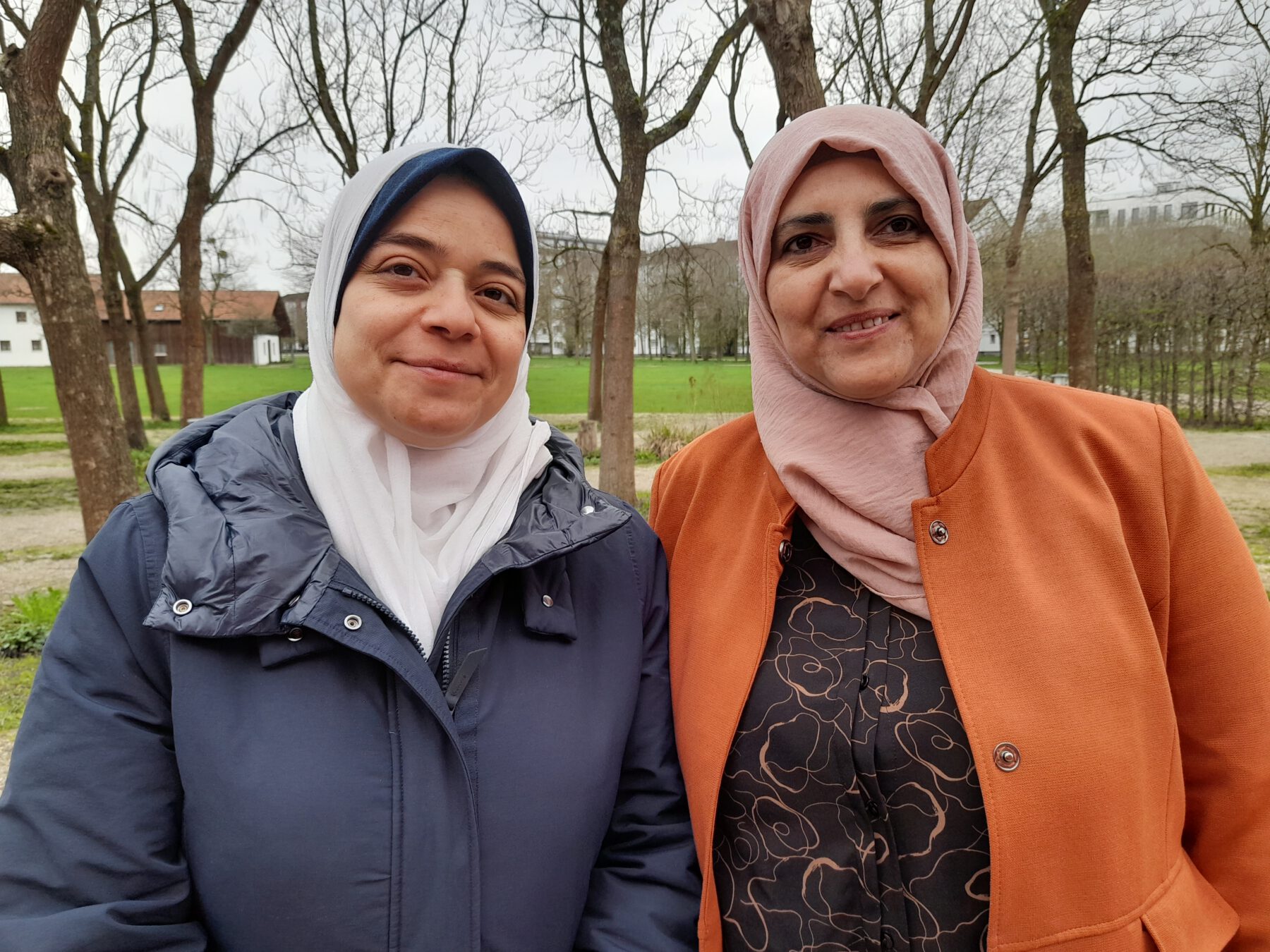 Dr. Eman Ayyad und Haifa Ragab freuen sich auf viele Gäste zum Ramadan-Fastenbrechen im Burghauser Stadtsaal. Fotocredit: Stadt Burghausen/cha