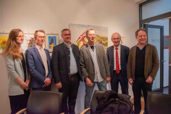 Melanie Zogler, Leiterin des BRK-Seniorenheims in Haiming, Michael Mikita, Leiter des BRK-Seniorenheims in Burghausen, Christian Fendt, ab Herbst Nachfolger von Josef Jung, Alexander Brandmeyer, Kunsttherapeut, Josef Jung, BRK Kreisgeschäftsführer Altötting, und Erster Bürgermeister Florian Schneider bei der Eröffnung der Ausstellung „Jahreszeiten“ in der Burghauser Rathausgalerie - Fotocredit: Stadt Burghausen/ebh