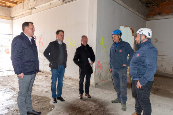 Erster Bürgermeister Florian Schneider (2 v.l.) auf der Baustelle Salzachzentrum im Gespräch mit Polier Stefan Lankes und Geschäftsführer Martin Stocker von der Lamperberger Umwelt GmbH. Begleitet wurde das Stadtoberhaupt von den beiden WiBG Geschäftsführern Anton Steinberger und Christian Estermaier.