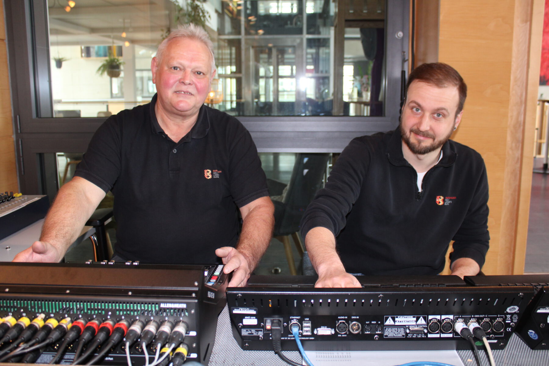 Ab 1. Mai 2023 genießt Adi Brückner (li.), langjähriger Mitarbeiter der Stadt Burghausen im Bürgerhaus, seinen Ruhestand. Kollege Sebastian Droysen übernimmt Brückners Aufgaben als Haustechniker. Droysen ist dann auch als Haustechniker für das Haus der Familie zuständig.