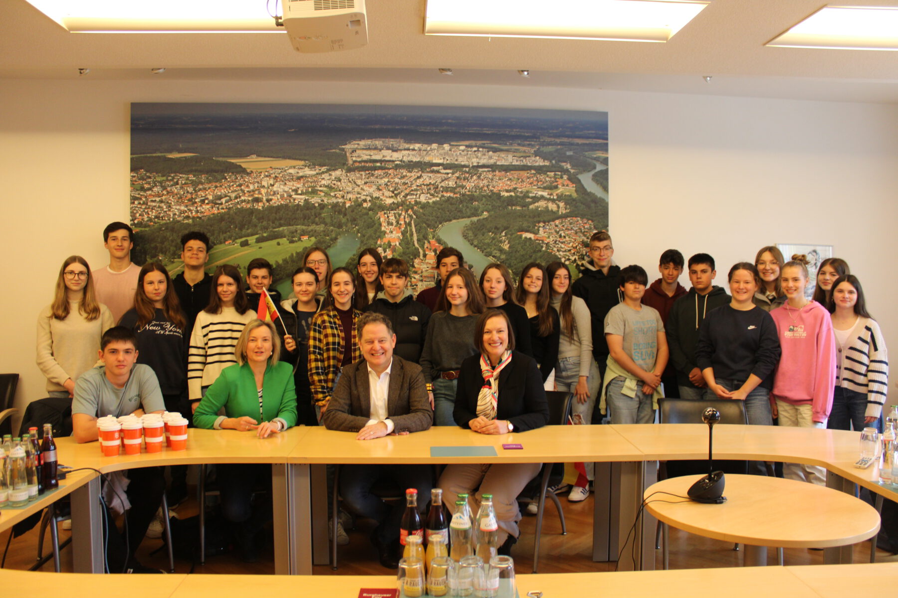 Das Wetter, die Burg und ihre ersten Eindrücke waren beim Besuch des Kumax-Schüleraustauschprogramms mit zwölf spanischen Jungen und Mädchen mit dem Ersten Bürgermeister Florian Schneider im Rathaus ein wesentlicher Teil der Gesprächsthemen 