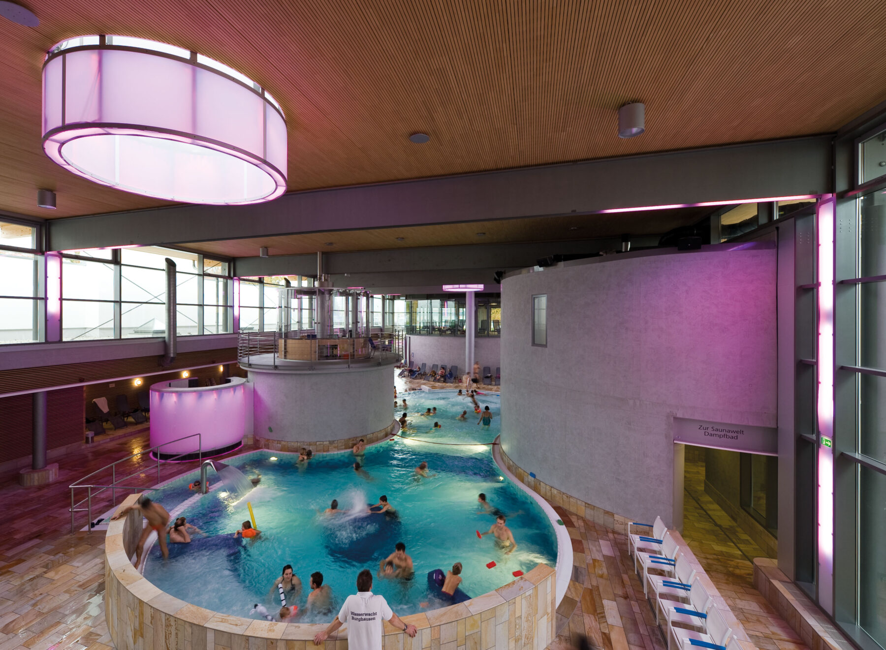 In der Winter-Badesaison 2022/23 lockte das Burghauser Hallenbad mit seinem umfangreichen und vielfältigen Angeboten und Einrichtungen insgesamt 217.000 Bade- und 43.000 Saunagäste an.    Fotocredit: Stadt Burghausen