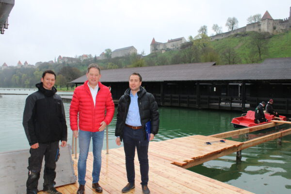 Noch während die Baumaßnahmen liefen, begutachtete Burghausens Erster Bürgermeister Florian Schneider (Mitte) gemeinsam mit Stefan Sajdak (re.), kaufmännischer Leiter der Bäder Burghausen, und Wöhrsee-Leiter Dennis Clemens, die Neuerungen auf dem Gelände des Wöhrseebads Fotocredit: Stadt Burghausen/sast