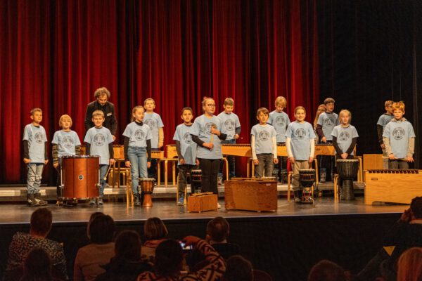 Begeistert bei der Sache: Die Schlagwerkklasse singt mit ihrem Lehrer José Fernando Elias Fotocredit: Musikschule/Dirk Hermes
