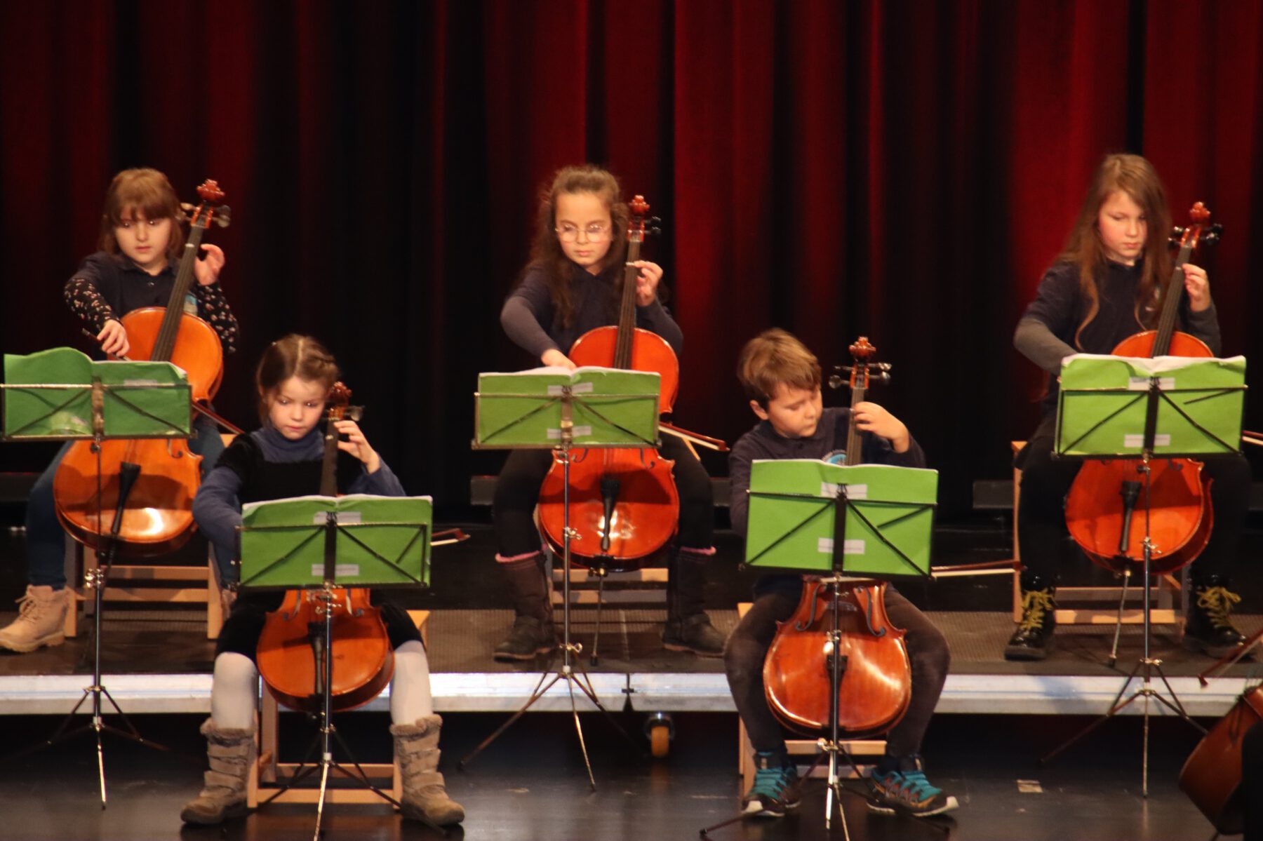 Junge Streicher auf großer Bühne – konzentriert und mit großem Herzen bei der Sache Fotocredit: Musikschule/Dirk Hermes