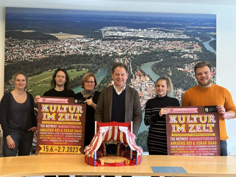 Präsentiert das Programm Kultur im Zelt 2023: Erster Bürgeremeister Florian Schneider und Team Foto Königseder