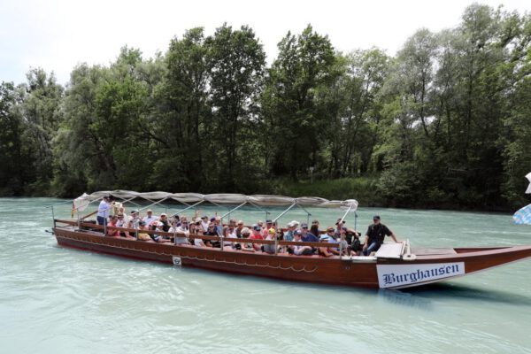 Mit unterhaltsamen Plätten-G’schicht’n fährt man am Sonntag, 28. Mai, durchs romantische Salzachtal. Fotocredit: Burghauser Touristik Mit unterhaltsamen Plätten-G’schicht’n fährt man am Sonntag, 28. Mai, durchs romantische Salzachtal. Fotocredit: Burghauser Touristik