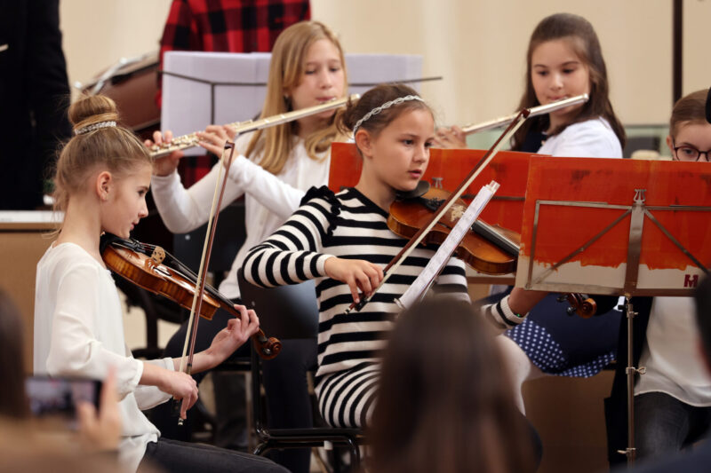 Die Kinderphilharmonie unter Charlotte Lang in der Studienkirche St. Josef.Fotocredit: Nixdorf Fotografie
