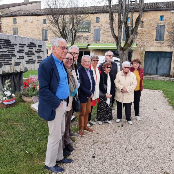 Bürger der Nachfahren aus La Capelle Biron vor dem Gedenkstein. Madame Martine Longuet (2.vl), Helmut Fabian (3.vl), Bartl Lehrhuber (3.vr)