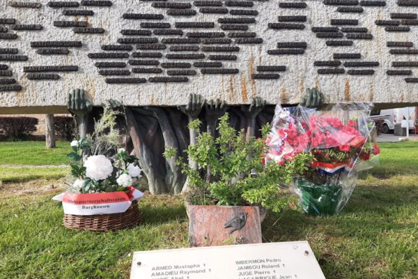 Gebinde des Städtpartnerschaftverein Burghausen am Mahnmal der verschleppten und deportierten Bürger aus La Capelle Biron