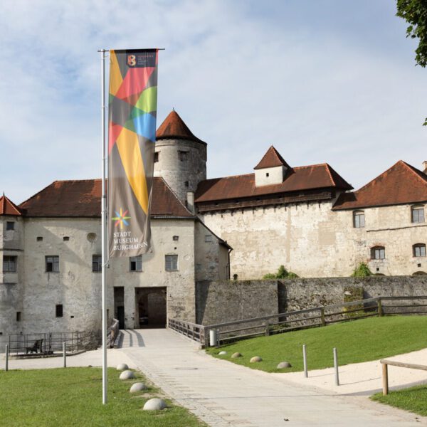 Am Sonntag, 21. Mai kann man einen Ausflug zur weltlängsten Burg mit kostenlosen Eintritten ins Stadtmuseum und ins Haus der Fotografie kombinieren. © Burghauser Touristik