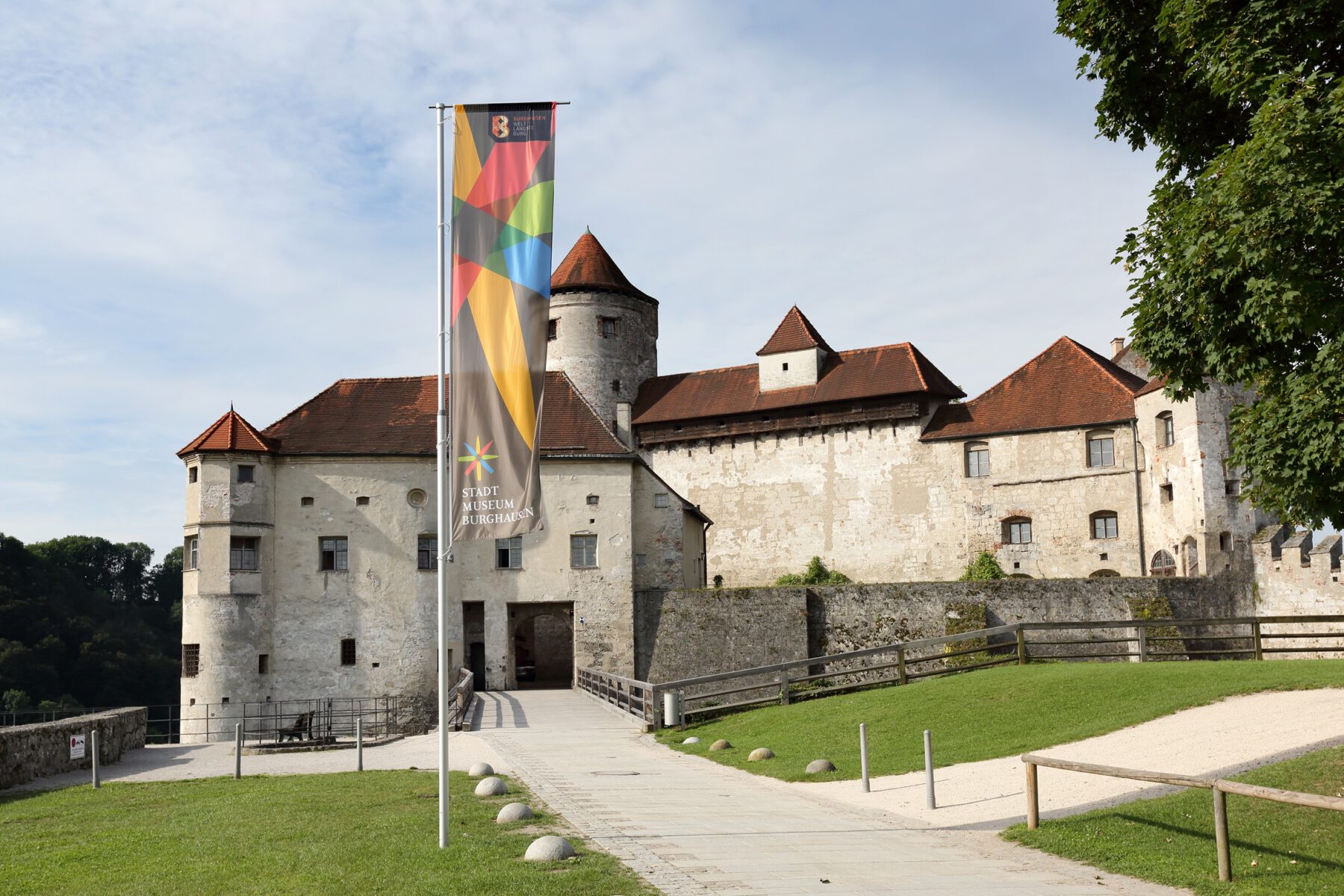Am Sonntag, 21. Mai kann man einen Ausflug zur weltlängsten Burg mit kostenlosen Eintritten ins Stadtmuseum und ins Haus der Fotografie kombinieren. © Burghauser Touristik