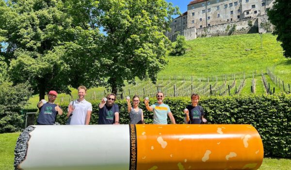 Die Kippe mit Projektteam und Kulissenbauer Oliver Hiefinger mit Sozialreferentin Sabine Bachmeier (re.) Foto Königseder