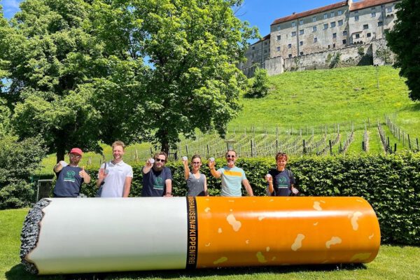 Die Kippe mit Projektteam und Kulissenbauer Oliver Hiefinger mit Sozialreferentin Sabine Bachmeier (re.) Foto Königseder