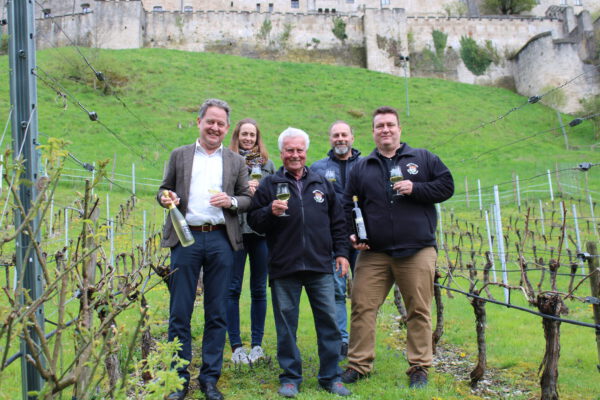Gwax 2022 - Weinprobe im April 2023 am Burghauser Weinberg: Erster Bürgermeister Florian Schneider, Leiterin Umweltamt Sarah Freudlsperger, Weinbauer Curt Pfeifenthaler, Bauhofleiter Peter Schweikl und Weinbauer Thomas Pfeifenthaler Fotocredit: Stadt Burghausen/sast