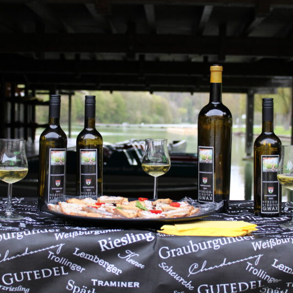 Genuss für alle Sinne: Für die Weinprobe stand ein reich gedeckter Tisch samt Gwax-Flaschen bereit Fotocredit: Stadt Burghausen/sast