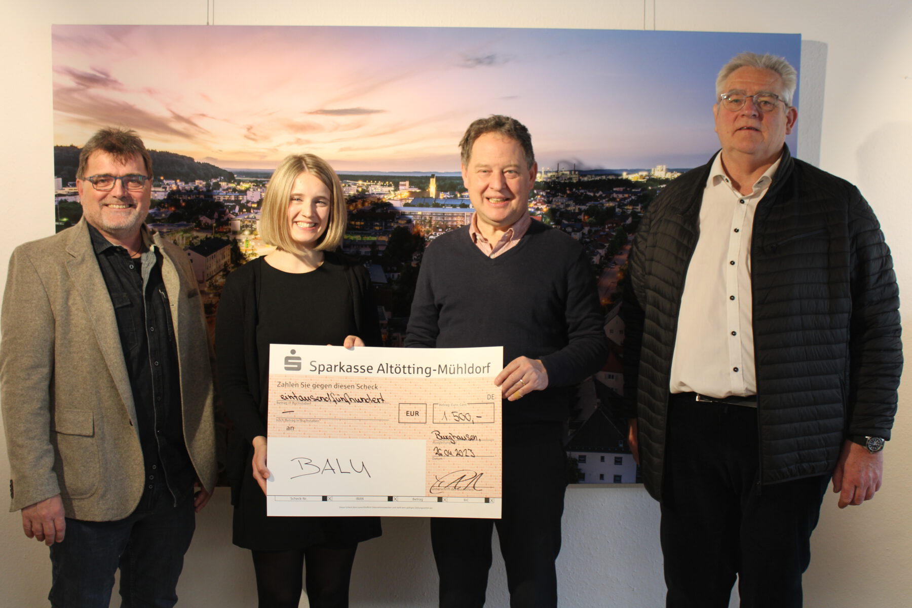 Gemeinsam für eine gute Sache: Richard Noll, Abteilungsleiter Fußball TV 1868 (li.), Erster Bürgermeister Florina Schneider (2. v. re.) und Norbert Stranzinger, Vorsitzender TV 1868 (re.) übergaben Silvana Morgenstern von der Kinderkrebshilfe BALU Altötting eine großzügige Spende von 1.500 Euro für die wohltätige Organisation Fotocredit: Stadt Burghausen/sast