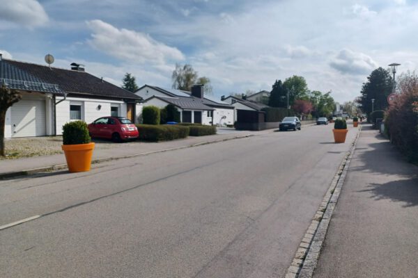 Die 20 orangen Pflanztröge der Stadt Burghausen zieren zukünftig links und rechts die Straßenseiten der Marienberger Straße      Fotocredit: Stadt Burghausen