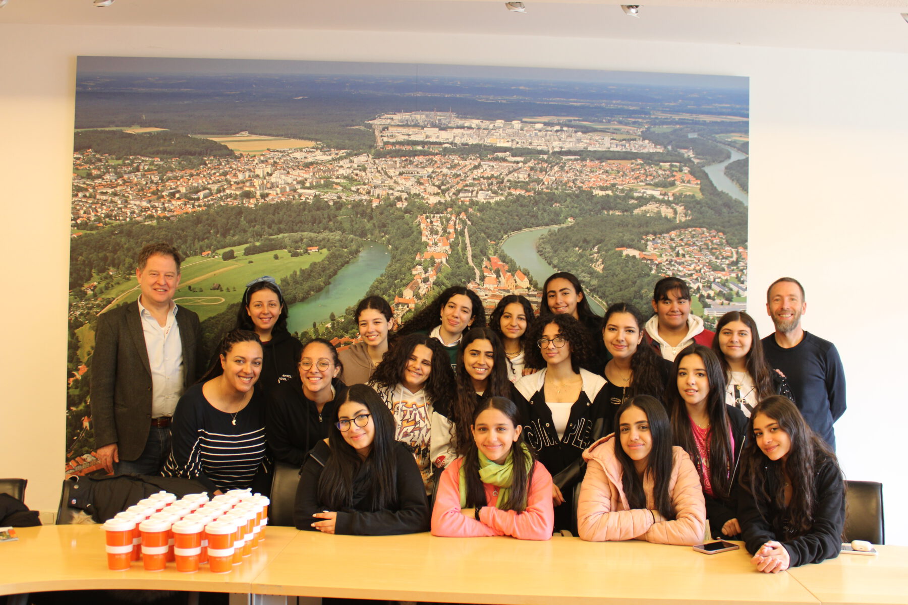 Ungewöhnlicher Besuch: Im Rahmen ihres Schüleraustauschs mit dem Aventinus-Gymnasium Burghausen (AVG) besuchten die 16 Besucherinnen aus Alexandria Burghausens Ersten Bürgermeister Florian Schneider (li.) im Rathaus. Begleitet wurden die Neunt- und Zehntklässlerinnen von zwei Lehrerinnen der Deutschen Schule der Borromäerinnen (DSB; mittlere Reihe von li.) und dem AVG-Koordinator des Austausches Stefan Angstl (re.) Fotocredit: Stadt Burghausen/sast