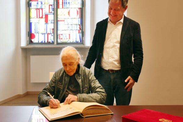 Jane Goodall_Eintrag Goldenes Buch Burghausen_230503_c_Burghauser Touristik