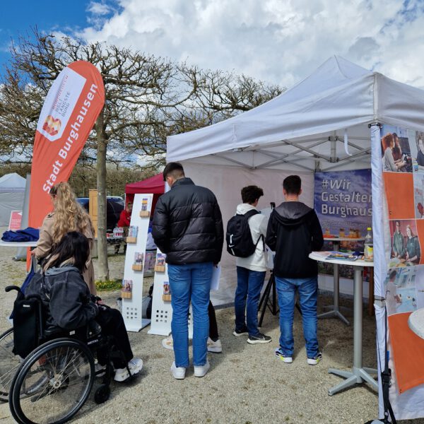 Zahlreiche Interessierte kamen zum Stand der Stadt Burghausen, um sich über die vielen verschiedenen Ausbildungsberufe der Stadt zu informieren. Fotocredit: Stadt Burghausen/ebh