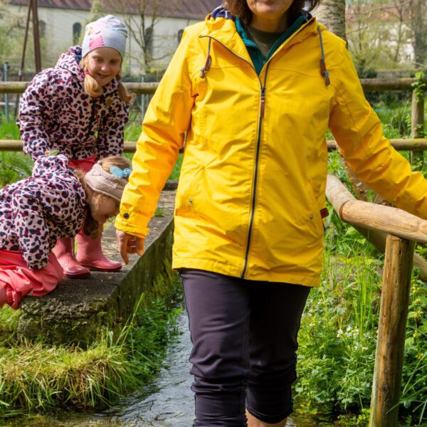 Andrea Ripszam kneippt für ihr Leben gern. Das ist gesund und beugt vielen Krankheiten vor. Die Lehre Sebastian Kneipps vermittelt sie mit ihrem Team an ihre Klosterspatzen im Alter von drei bis sechs Jahren im wunderschönen Kindergarten im Kloster Raitenhaslach. Das Wasser spielt eine zentrale Rolle, aber auch die Bewegung und die Ernährung. Der ganzheitliche Ansatz hat den Klosterspatzen als erste Kita im Landkreis den Titel „Kneipp-Kindergarten“ eingebracht. Die Stadt ist stolz. Fotocredit: Stadt Burghausen/köx Andrea Ripszam kneippt für ihr Leben gern Das ist gesund und beugt vielen Krankheiten vor Die Lehre Sebastian Kneipps vermittelt sie mit ihrem Team an ihre Klosterspatzen im Alter von drei bis sechs Jahren im wunderschönen Kindergarten im Kloster Raitenhaslach Das Wasser spielt eine zentrale Rolle, aber auch die Bewegung und die Ernährung Der ganzheitliche Ansatz hat den Klosterspatzen als erste Kita im Landkreis den Titel „Kneipp Kindergarten“ eingebracht Die Stadt ist stolz Fotocredit: Stadt Burghausen/köx