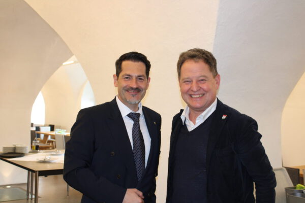 Begeistern sich beide für den gelungenen Wandel des ehemaligen Zisterzienserklosters Raitenhaslach in einen Ort des internationalen Austauschs: TUM-Präsident Thomas Hofmann und Burghausens Erster Bürgermeister Florian Schneider im TUM-Akademiezentrum Raitenhaslach Fotocredit: Stadt Burghausen/sast