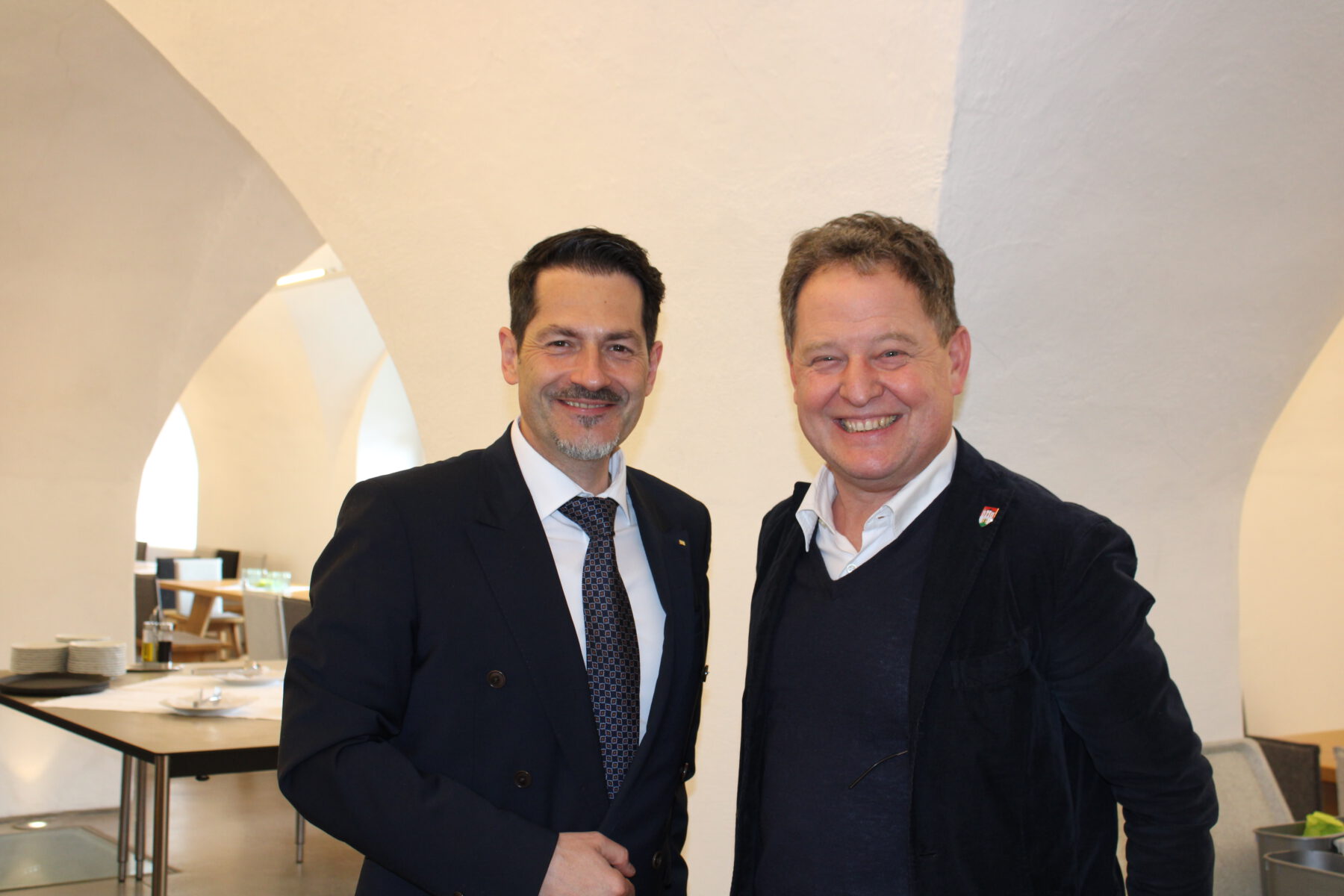 Begeistern sich beide für den gelungenen Wandel des ehemaligen Zisterzienserklosters Raitenhaslach in einen Ort des internationalen Austauschs: TUM-Präsident Thomas Hofmann und Burghausens Erster Bürgermeister Florian Schneider im TUM-Akademiezentrum Raitenhaslach Fotocredit: Stadt Burghausen/sast