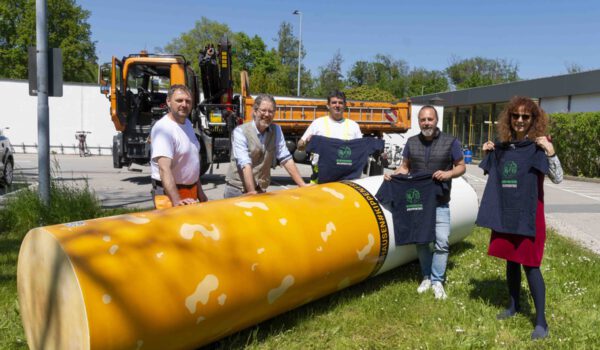 Seit einem Jahr wandert die Riesenkippe durch Burghausen. Momentan steht sie vor dem Wacker-Belegschaftshaus. Sabine Bachmeier, Sozialreferentin und Initiatorin des Kippenfrei-Projekts, mit Peter Schweikl (2. v. r.), Leiter des Bauhofs, und Christoph Kleiner (2. v. l.), Leiter der Pressestelle der Wacker Chemie AG