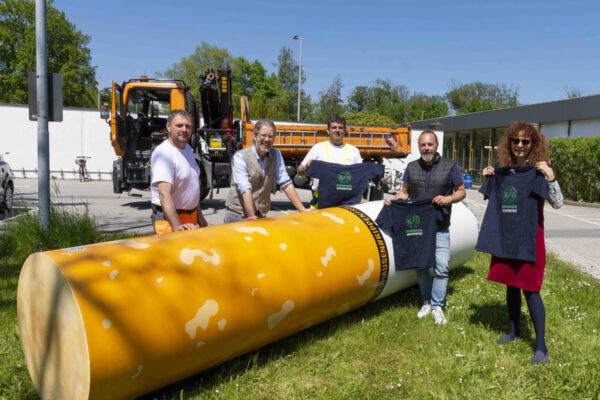 Seit einem Jahr wandert die Riesenkippe durch Burghausen. Momentan steht sie vor dem Wacker-Belegschaftshaus. Sabine Bachmeier, Sozialreferentin und Initiatorin des Kippenfrei-Projekts, mit Peter Schweikl (2. v. r.), Leiter des Bauhofs, und Christoph Kleiner (2. v. l.), Leiter der Pressestelle der Wacker Chemie AG