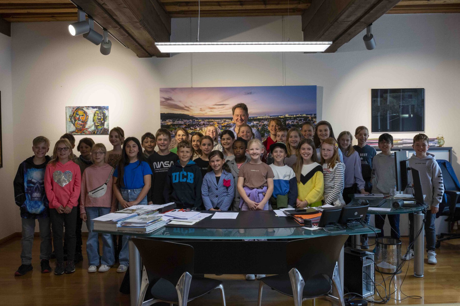 Der erste Teil der vierten Klassen zu Besuch beim Bürgermeister