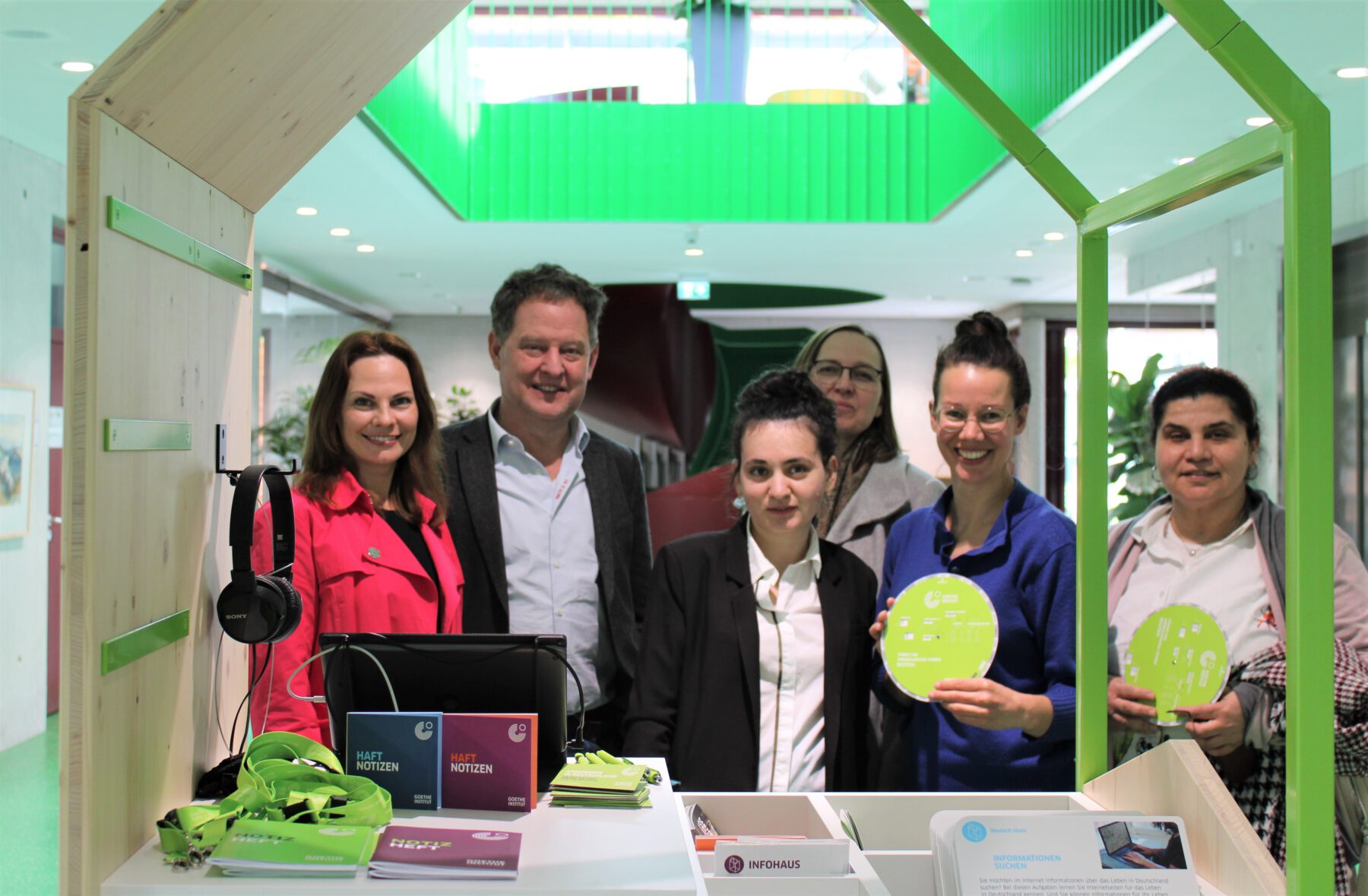 Integrations-Infohaus im Haus der Familie: Burghausens Erster Bürgermeister Florian Schneider begutachtet gemeinsam mit Julia Grekova, Allie Bakhi, Heike Hammad, Christine Auberger und Amal Moussa (v. li.) das umfangreiche Infomaterial © Stadt Burghausen/sast