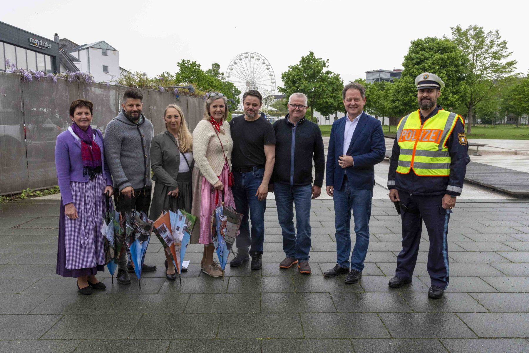 Gemeinsam für eine sichere Mai Wiesn: Irene Gessenharter (v.l.), Maximilian Mayrhofer vom Gewerbeverband, Simone Mayer als Geschäftsführerin des Werbering, Petra Forstpointner als Vorsitzende des Werbering, Klaus Richter Festwirt, Martin Hinterwinkler Leitung Ordnungsamt, Bürgermeister Florian Schneider und Peter Spiegelsberger Leitung PI Burghausen.