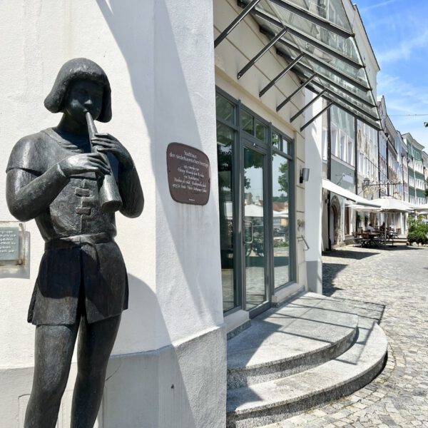 Pfeierlbua vor Ladenlokal Sommerfrische Burghausen Foto köx