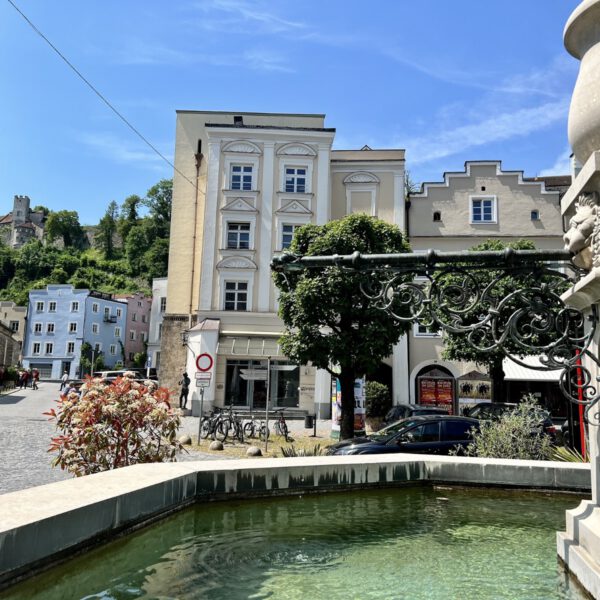 Vom Löwenbrunnen aus gesehen das Ladenlokal zur Sommerfrische in Burghausen köx