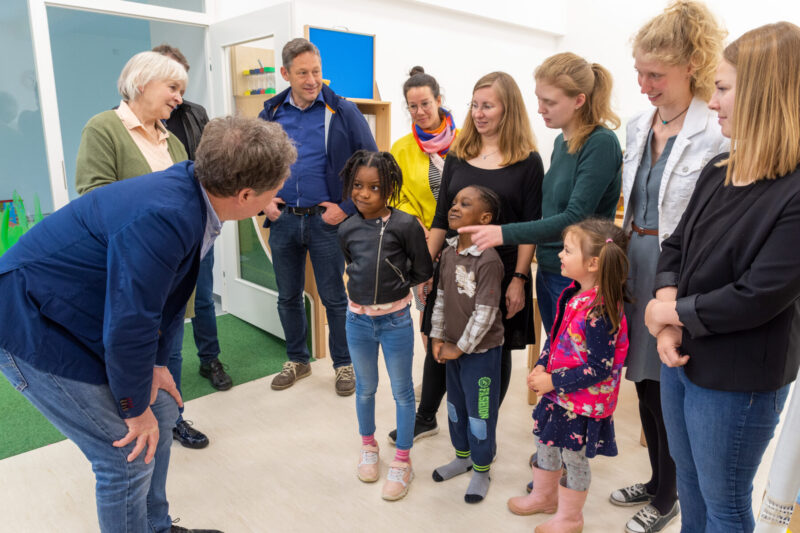 Eröffnung Kita ZULF Mai 2023 neue Räume Erster Bürgermeister Schneider im Gespräch mit Kindergarten-Kindern Foto Stadt Burghausen / Königseder