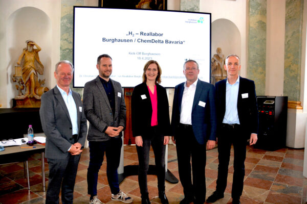 Hauptakteure des Wasserstoff Reallabors Burghausen (v.li): Anton Steinberger (Reallabor Burghausen gGmbH), Mark Pützer (Projektträger Jülich), Claudia Hein (Bundesministerium für Bildung und Forschung), Prof. Spliethoff (TUM – Lehrstuhl für Energiesysteme), Dr. Christian Hackl (Reallabor Burghausen gGmbH und Gesamtprojektleitung) (Foto: Reallabor Burghausen gGmbH)