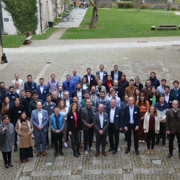 Gruppenbild der Teilnehmer im Innenhof des TUM Akademiezentrums (Foto: Reallabor Burghausen gGmbH)