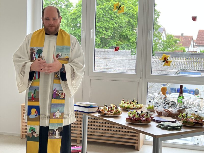 Einweihung der neuen Räume Kita Zulf Mai 2023 mit Kaplan Michael Vogt Foto Stadt Burghausen 