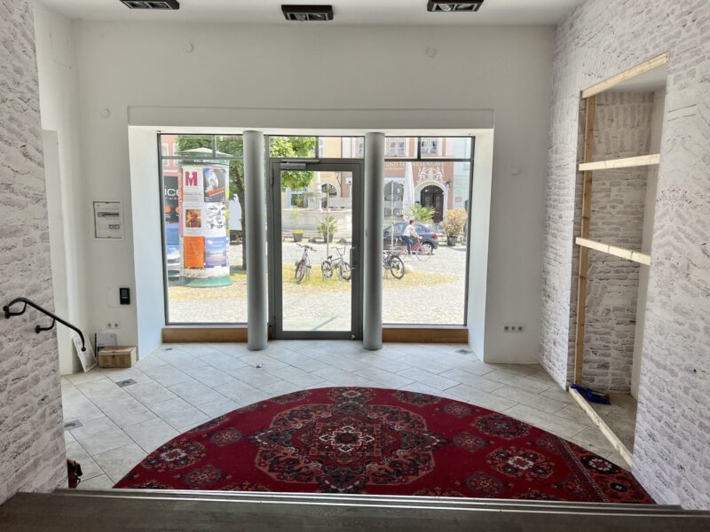 Das ehemalige Modekaufhaus in der Burghauser Altstadt am Stadtplatz soll belebt werden und Kreative zum Werken und Wirken einladen. Es befindet sich zentral in der Burghauser Altstadt und ist umgeben von Gastronomie, einer Schule, einer Kirche und dem Burghauser Rathaus. Das Ladenlokal ist hell und sauber und wird mietfrei von der Stadt zur Verfügung gestellt. Fotocredit: Stadt Burghausen / Königseder 